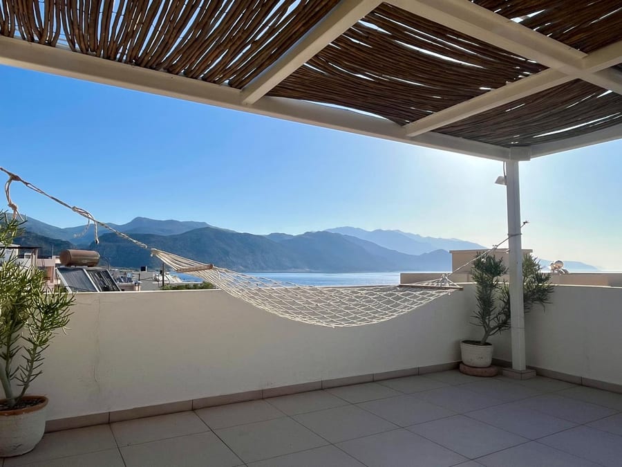 Dachterrasse mit Hängematte und Meerblick im Aris Art Hotel