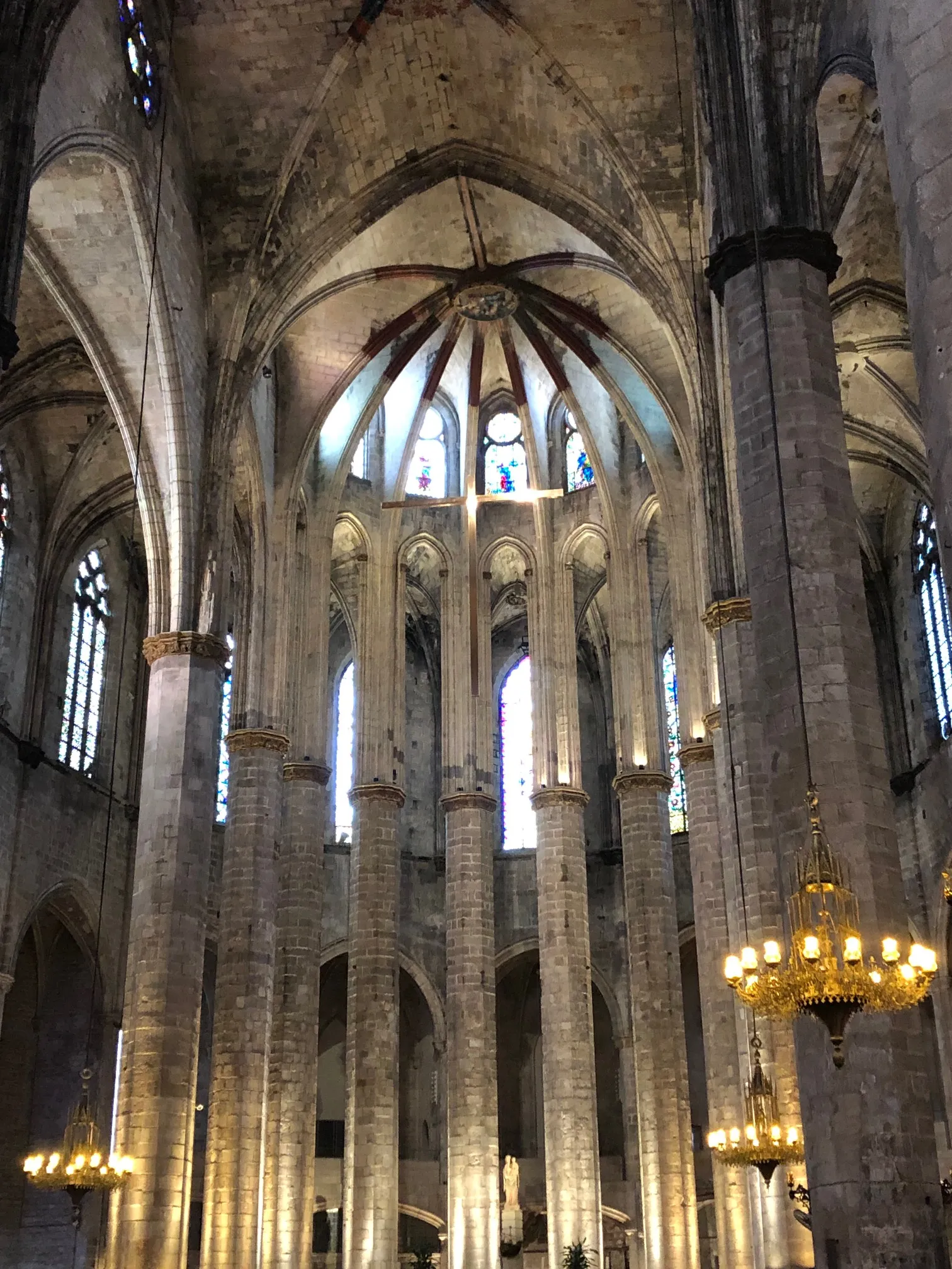 Kathedrale Santa Maria del Mare mit hohem Mittelschiff, schlanken Steinpilastern