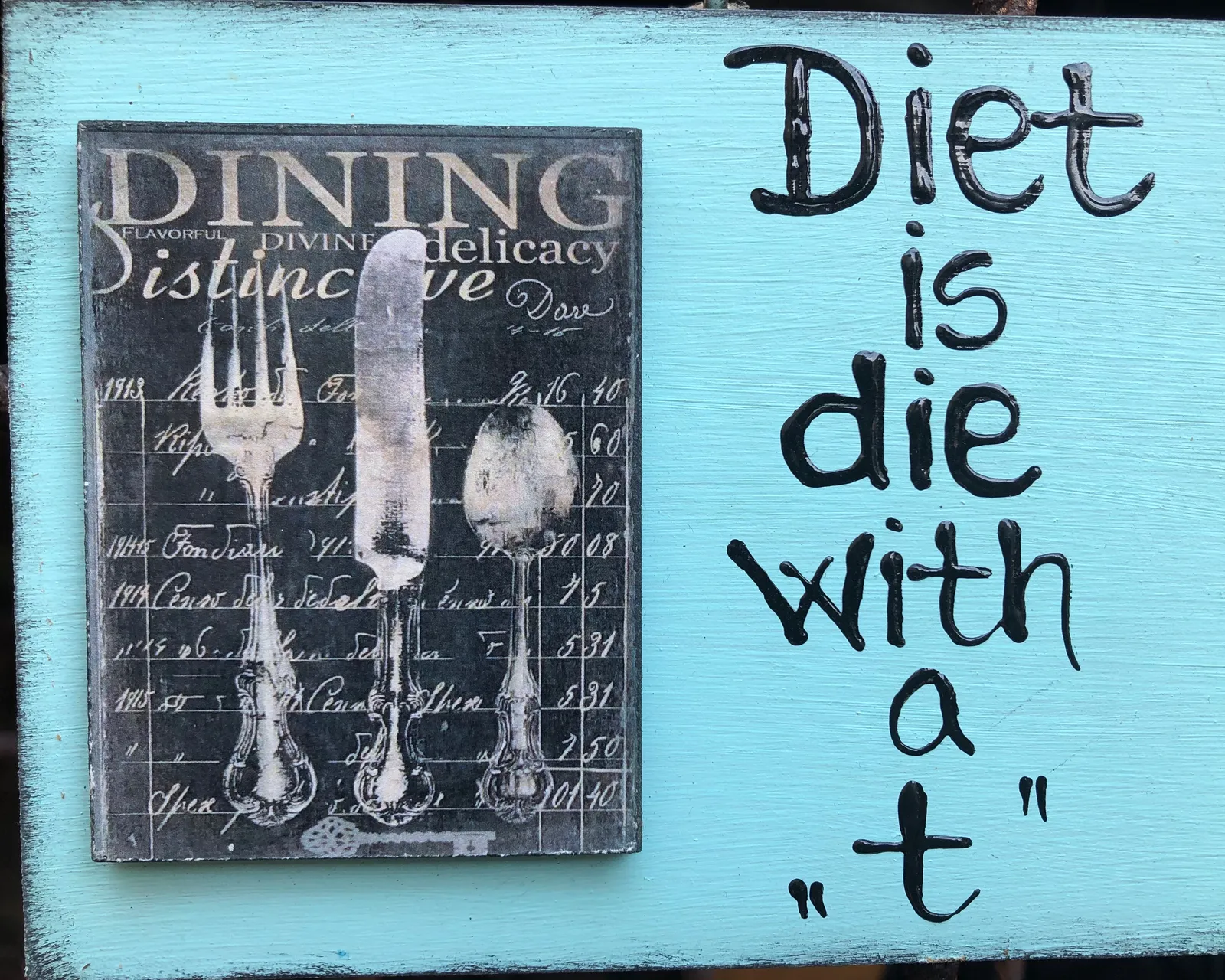 Türkise Wand mit schwarzem Text "Diet is die with a ‚t'" neben vintage Speisekarte mit Besteck-Illustration