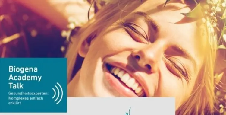 Lächelnde Frau mit geschlossenen Augen in Sonnenlicht, Biogena Academy Talk Logo