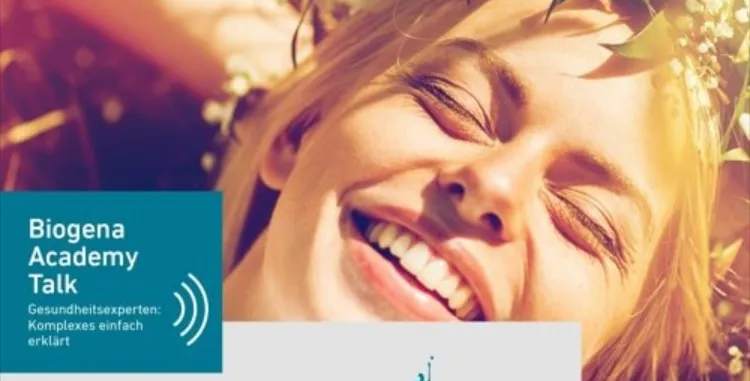 Lächelnde Frau mit geschlossenen Augen in Sonnenlicht, Biogena Academy Talk Logo