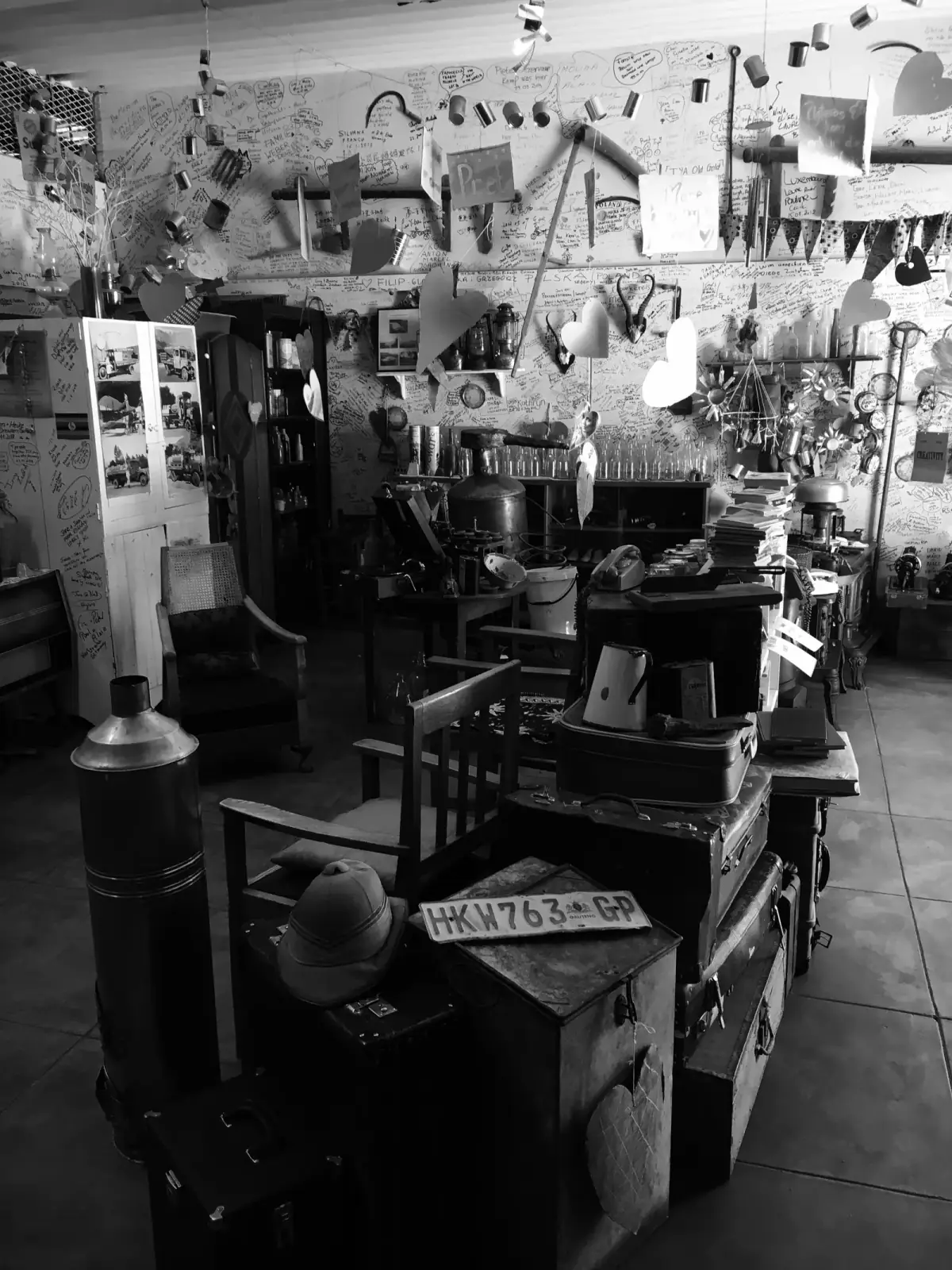 Vollgestellter Raum einer Tankstelle mit Vintage-Objekten wie Singer-Nähmaschinen