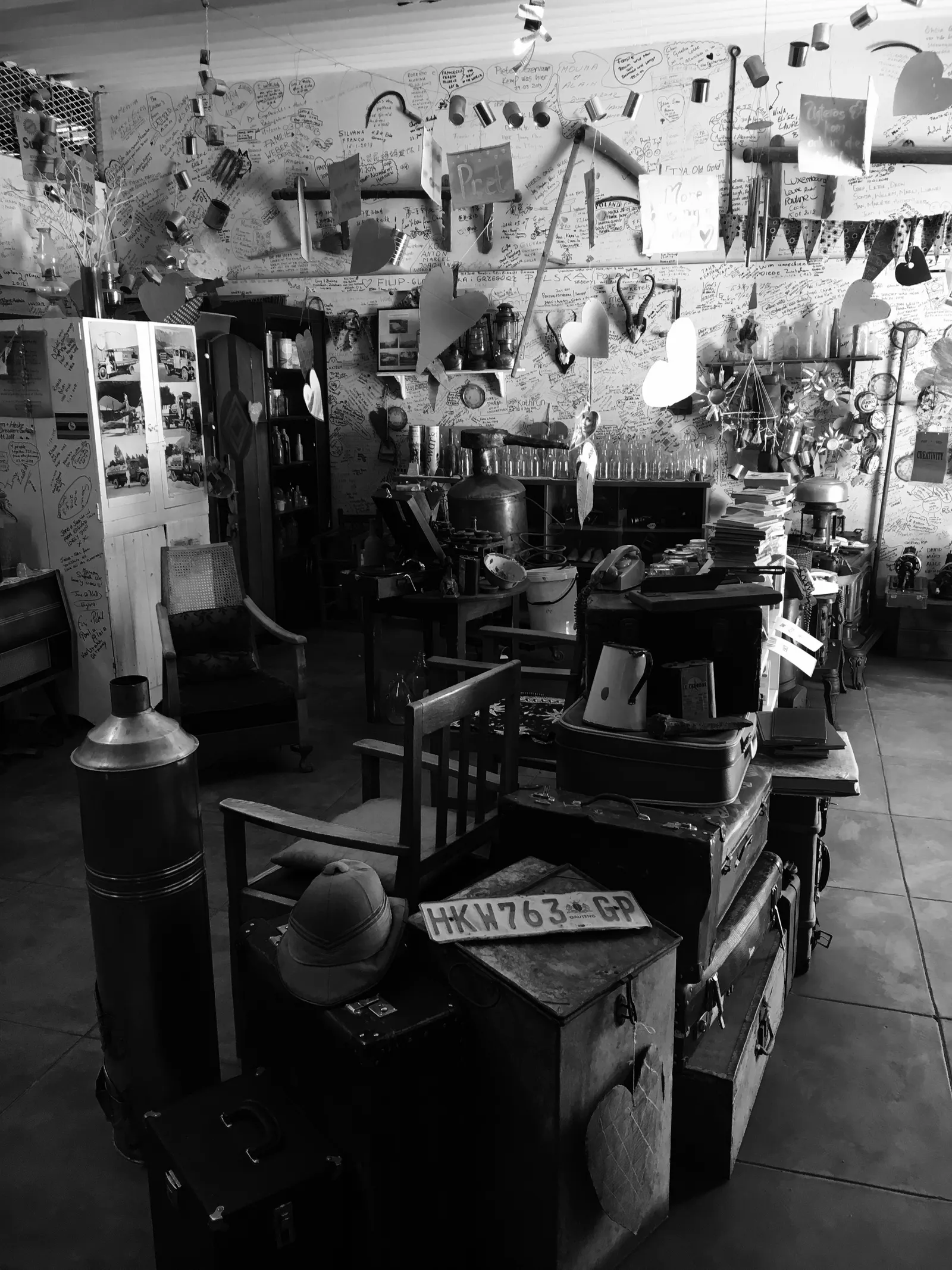 Vollgestellter Raum einer Tankstelle mit Vintage-Objekten wie Singer-Nähmaschinen