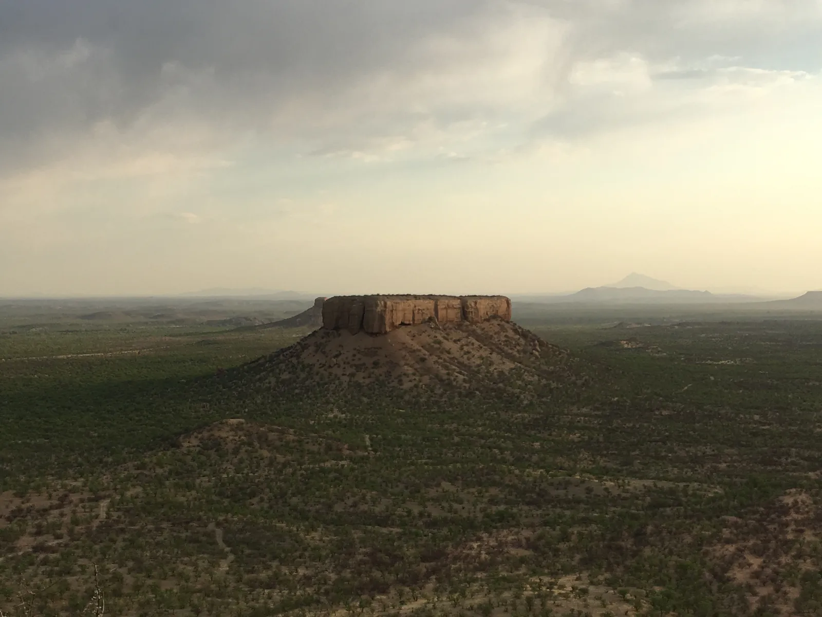 Tafelberg mit Basaltkuppen ragt aus grüner Savannenlandschaft