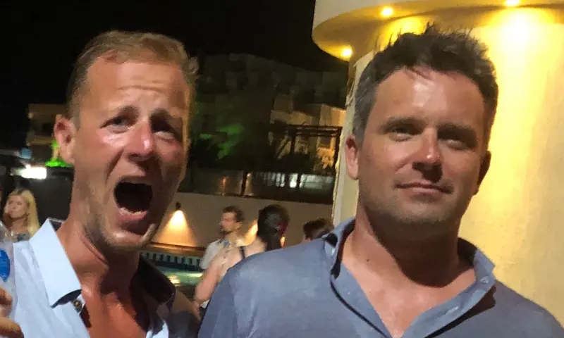 Zwei Männer bei einem Frisörbesuch in Ägypten, einer mit offenem Mund überrascht, der andere konzentriert