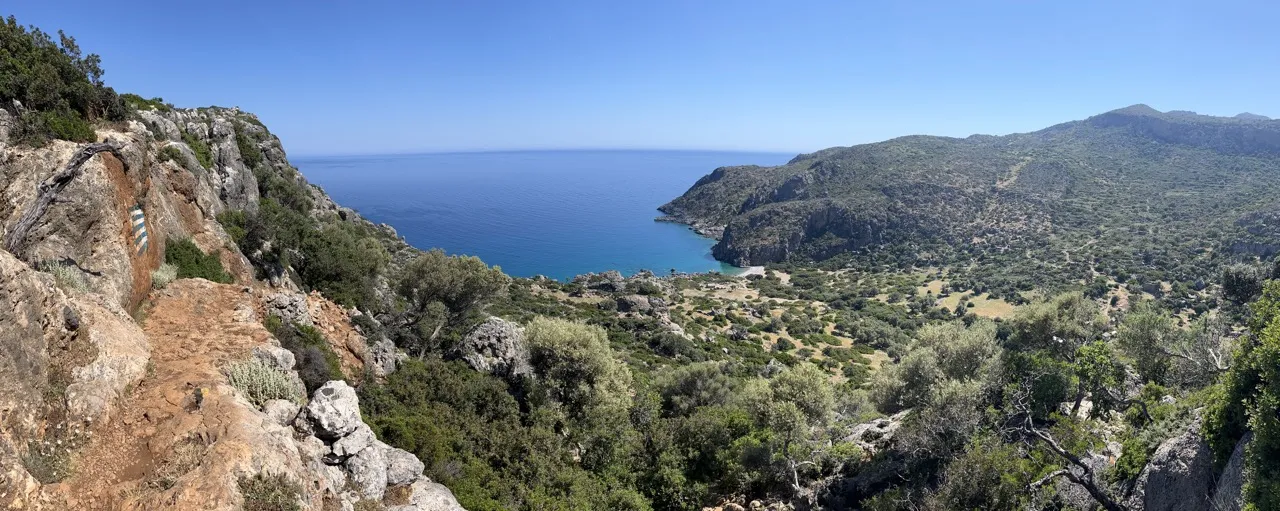 Blick von felsenreicher Höhe auf grüne Berglandschaft mit Olivenhainen
