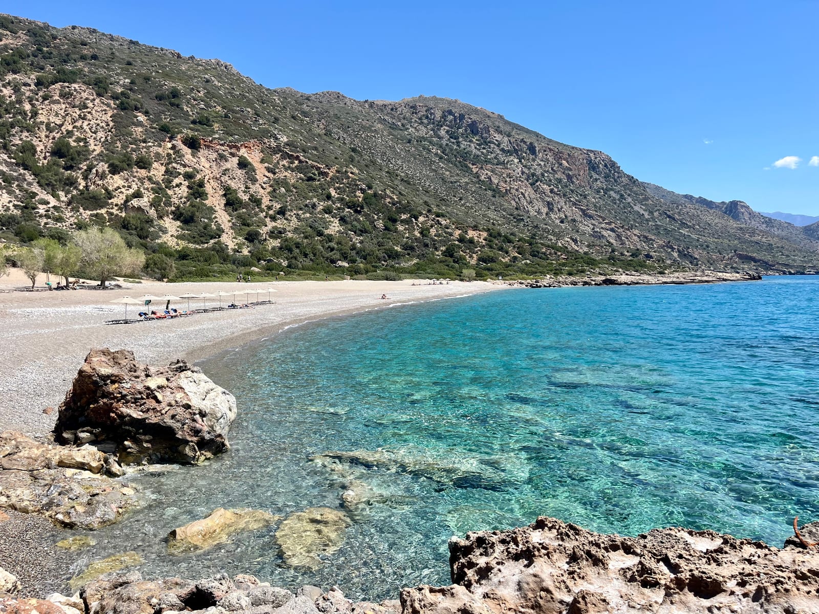 Türkise Bucht mit Liegen