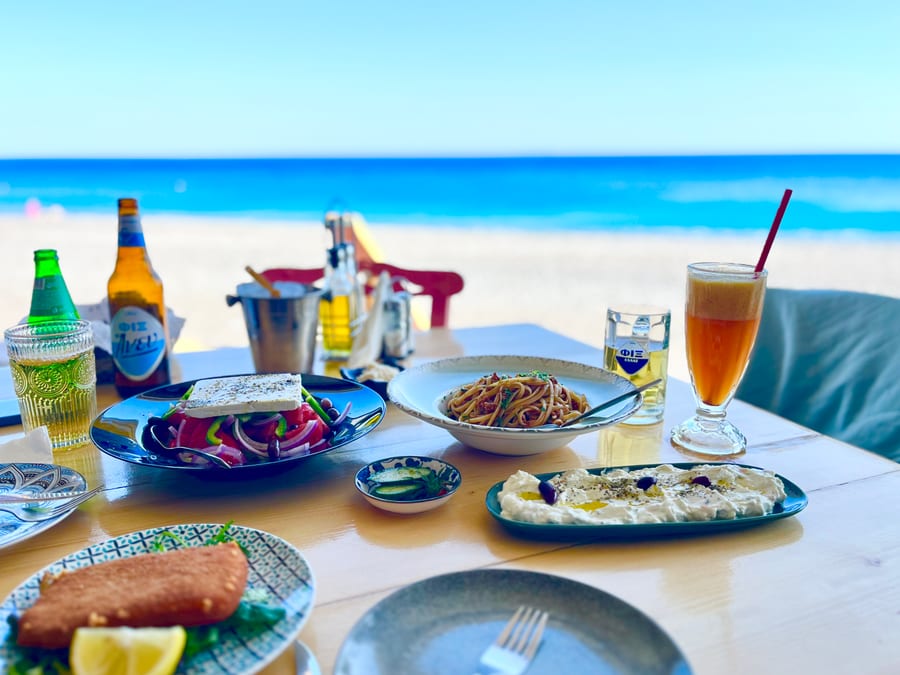 Griechisches Essen mit Meerblick