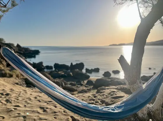 Hängematte am Strand bei Sonnenaufgang