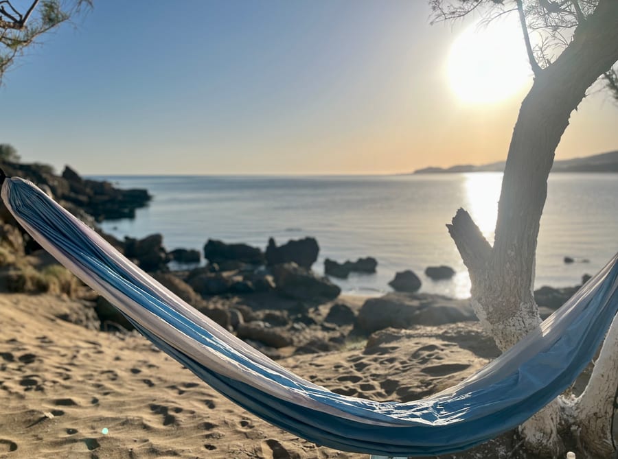 Hängematte am Strand bei Sonnenaufgang