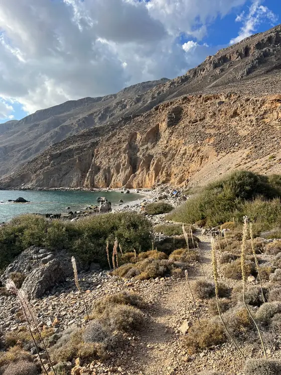 Wanderpfad an einer Bucht in Südkreta