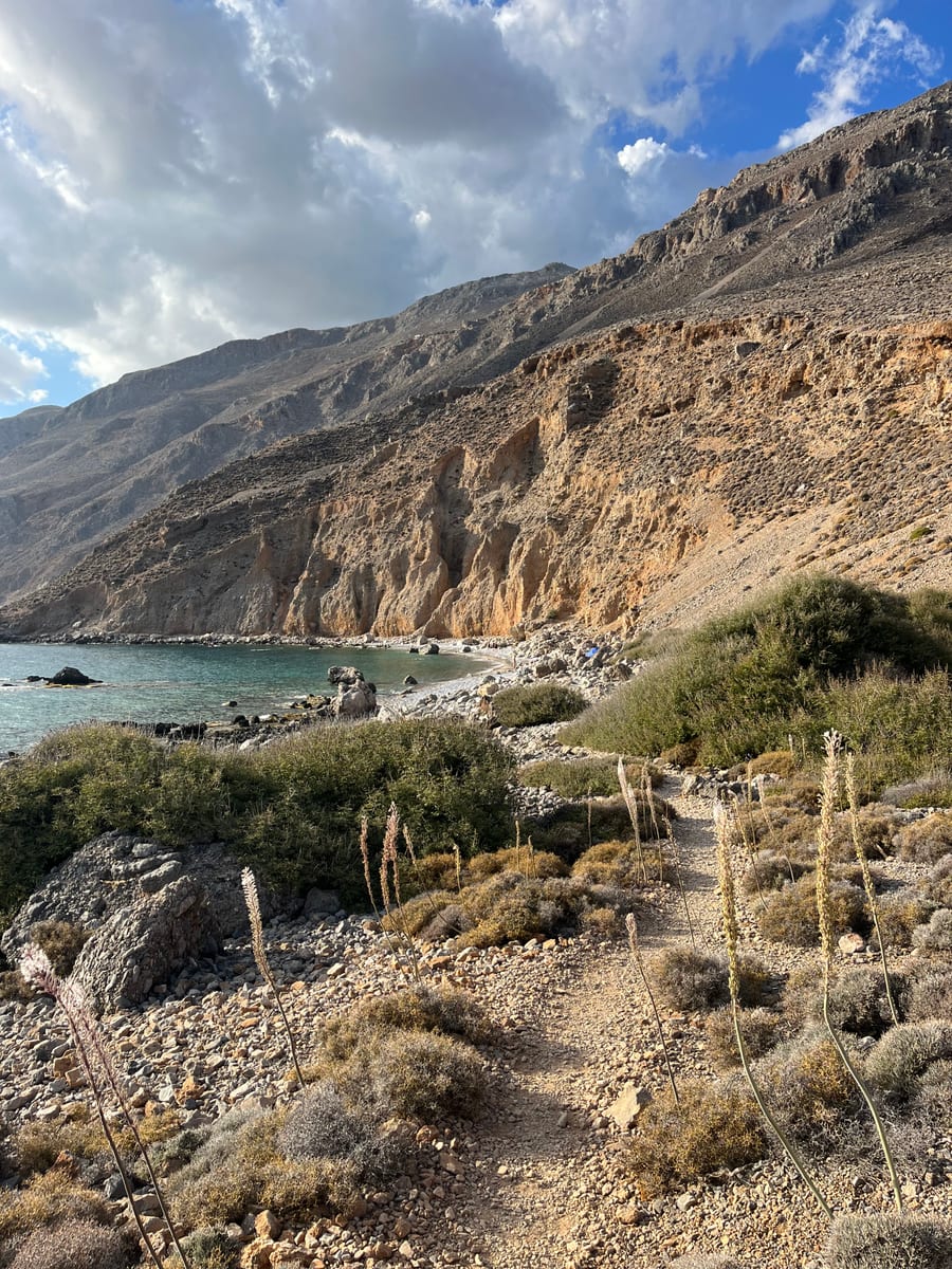 Wanderpfad an einer Bucht in Südkreta
