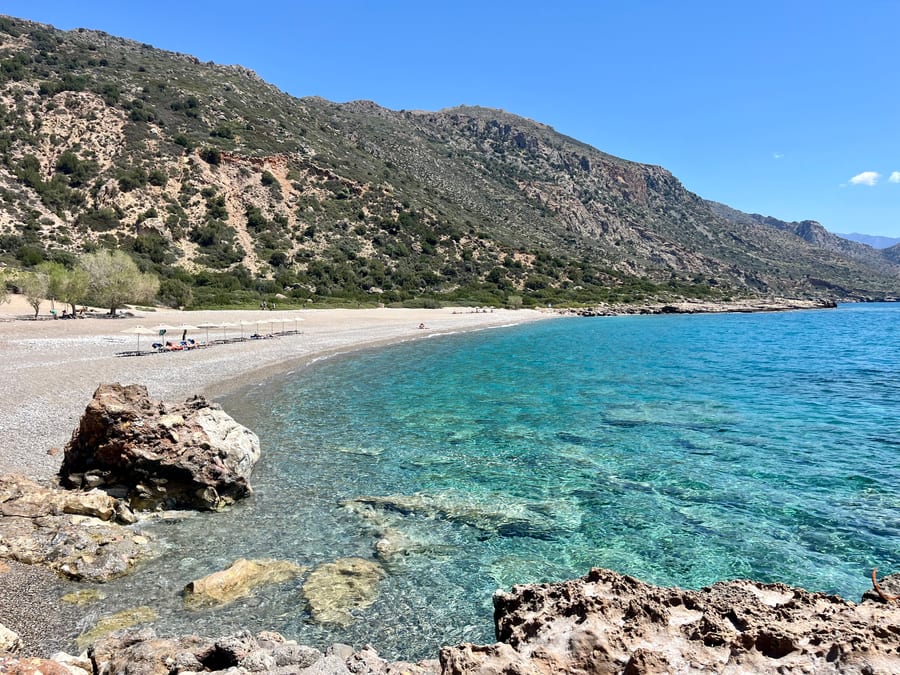 Liegen an einer türkisen Bucht